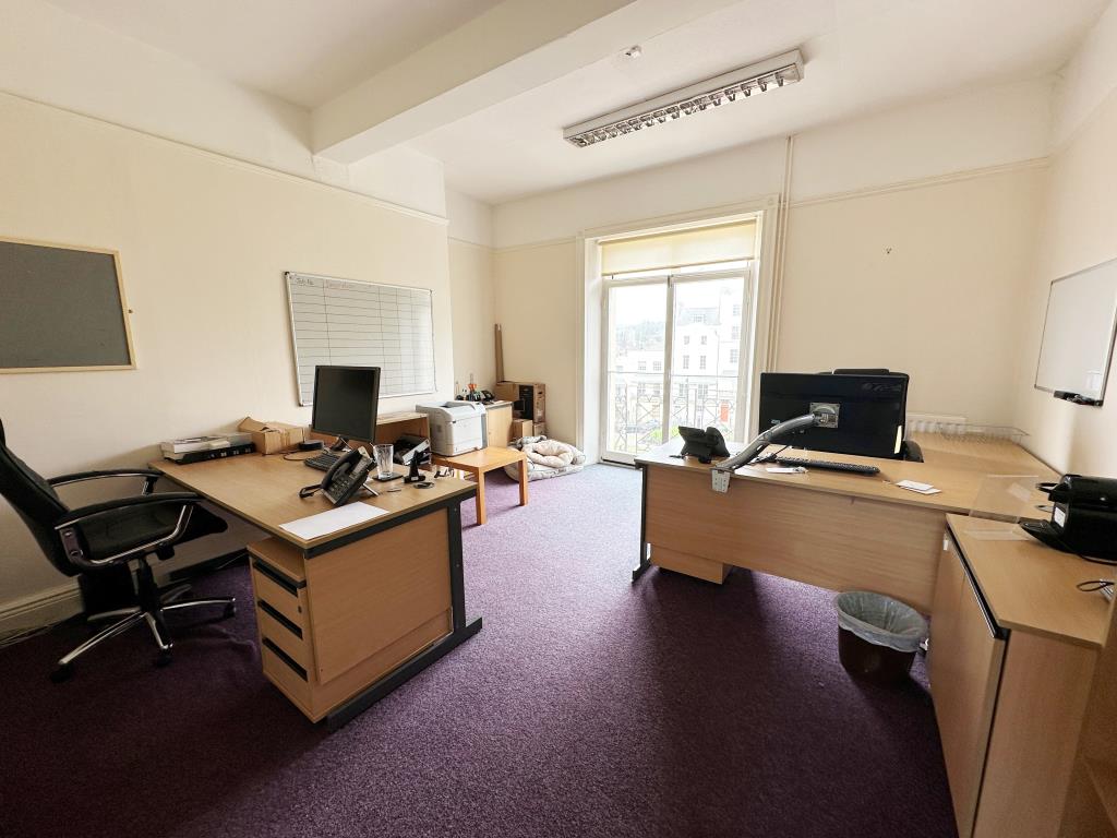 Lot: 43 - TERRACED COMMERCIAL UNIT WITH PLANNING PERMISSION FOR RESIDENTIAL CONVERSION - 